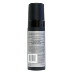 Definición de rizos con espuma tónica de Uppercut Deluxe y acabado brillante.