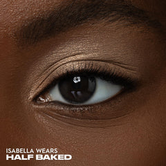 URBAN DECAY 24/7 Half Baked, acabado dorado metálico duradero.