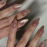 Uñas prensadas YOSOMMK con puntas francesas rosadas y doradas, apariencia elegante