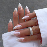 Uñas francesas cromadas en forma almendra de YOSOMMK, estilo elegante y pulido.
