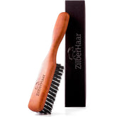 Cepillo para barba ZilberHaar con cerdas de jabalí rígidas para desenredar y distribuir aceites.