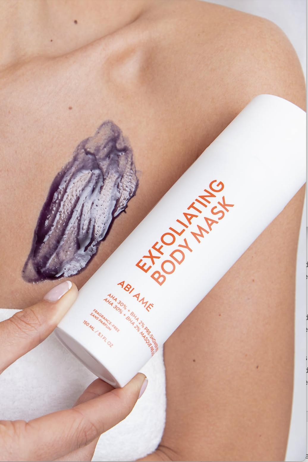 Aplicación preducha Abi Ame, formato práctico para uso diario y exfoliación suave.