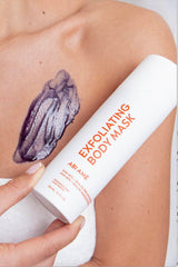 Aplicación preducha Abi Ame, formato práctico para uso diario y exfoliación suave.