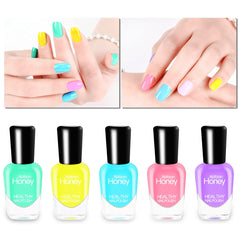 Abitzon Esmalte Set 10 botellas en mano aplicando color con suavidad