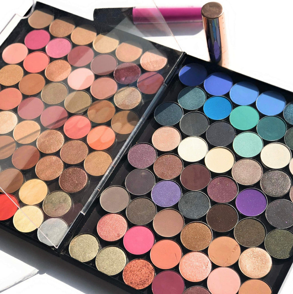 Adept Cosmetics: carcasa dura que protege sombras sin cartón.