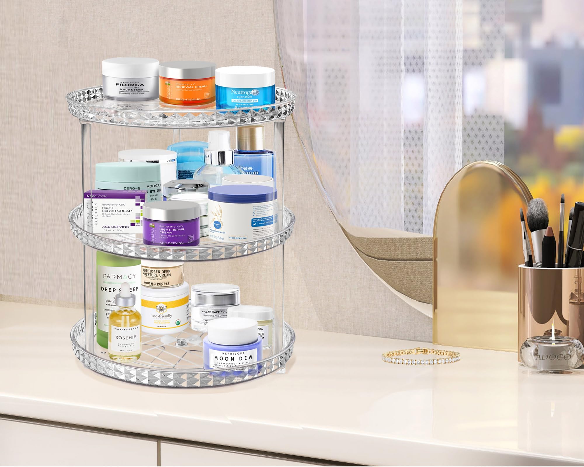 Organizador de cosméticos Adoco con tres niveles para escritorio.