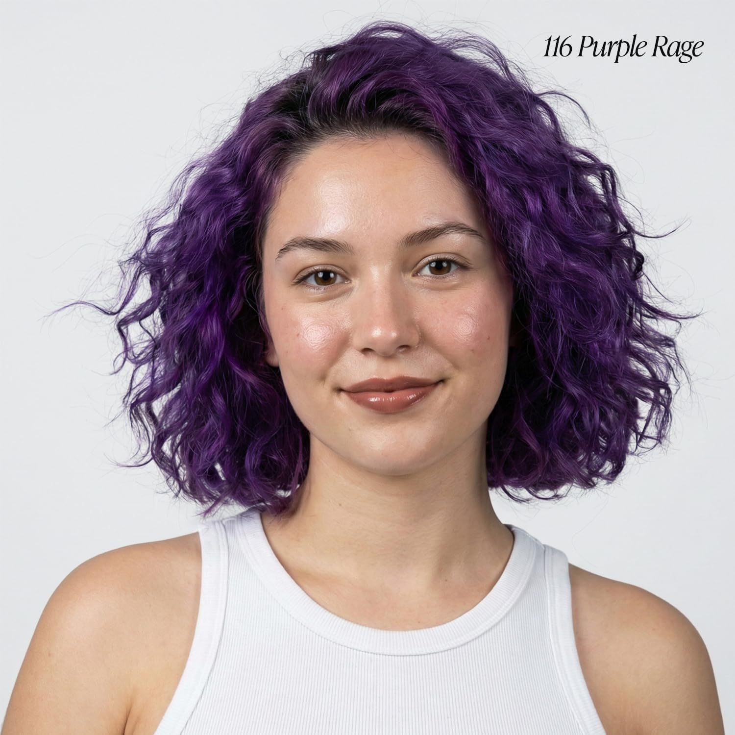 Aplicación en casa de Adore 116 Púrpura para un acabado suave en el cabello.