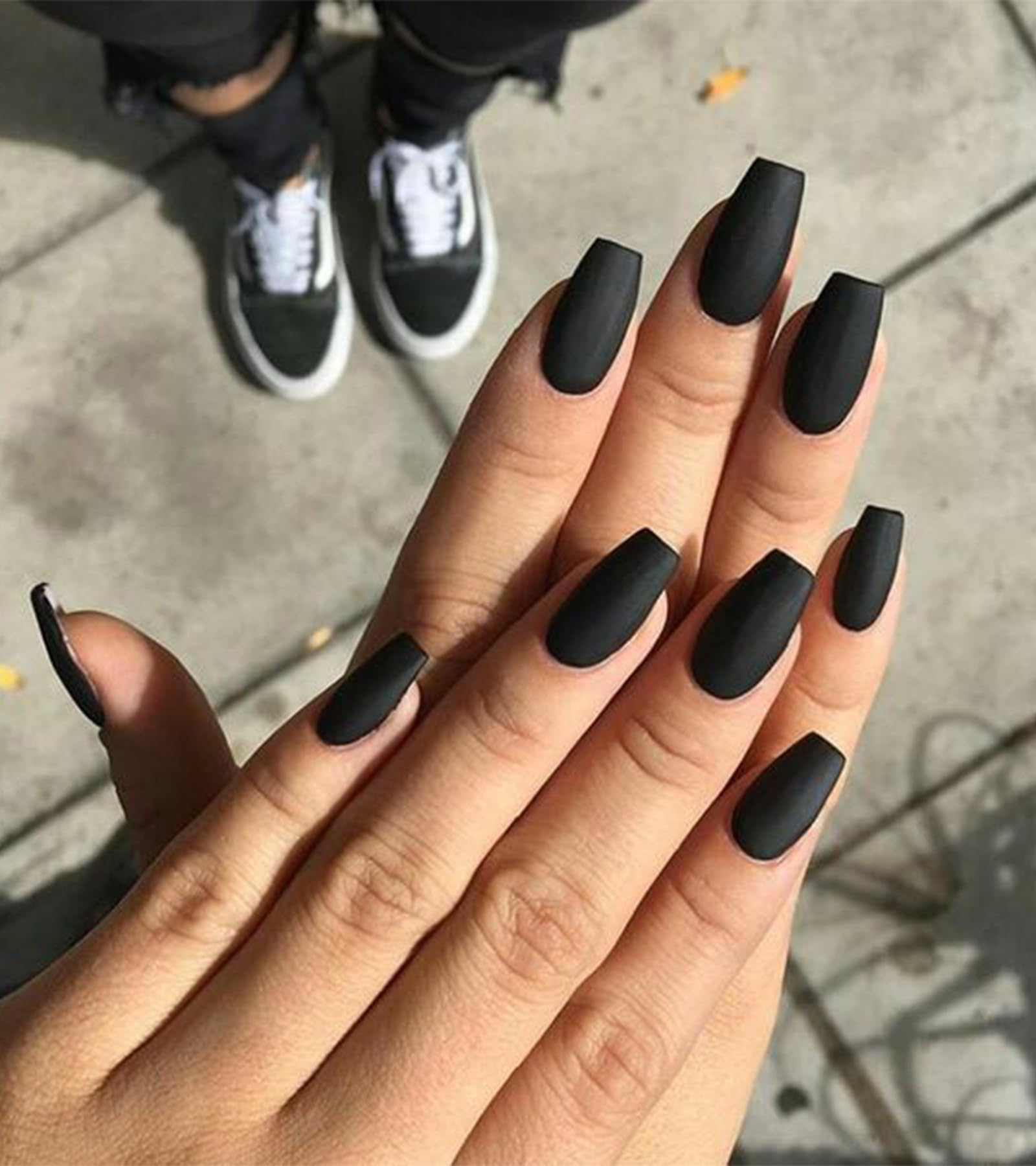 Longitud y forma coffin de Aegenacess para un look chic.