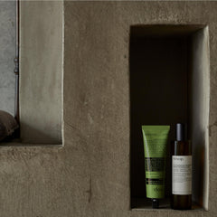 Envase de 180 ml de exfoliante corporal de Aesop para uso cómodo.