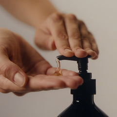Aesop extractos botánicos que cuidan la piel con suavidad.