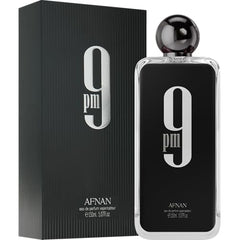 Afnan 9 PM Rebel aromas ambarados y maderosos, con base duradera.