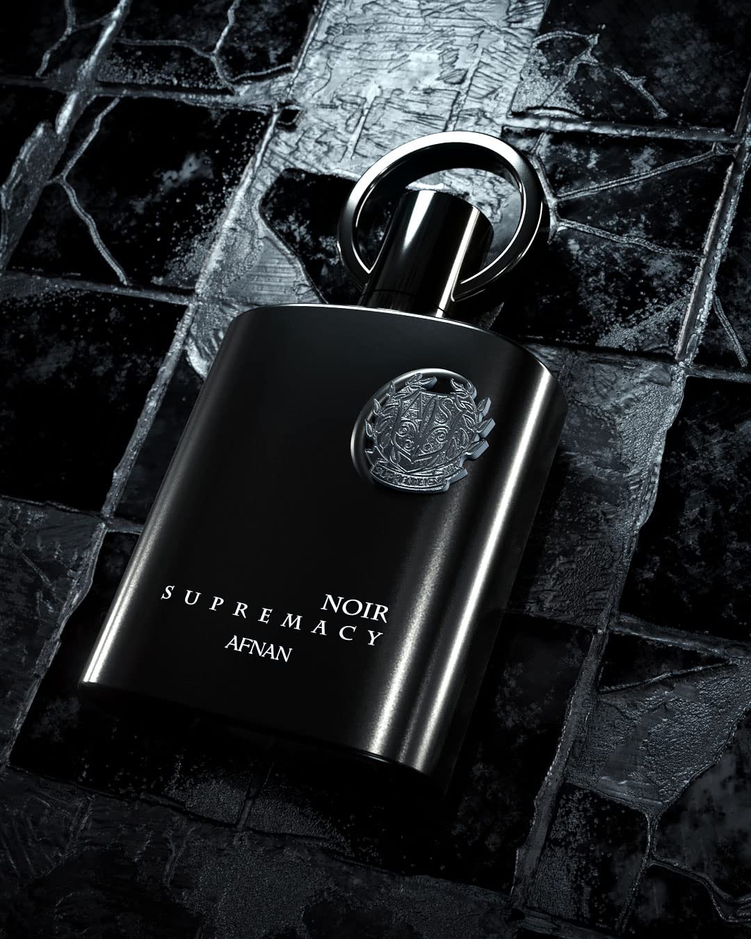 Afnan Supremacy Noir: modelo hombre en estudio sugiere estilo y confianza.
