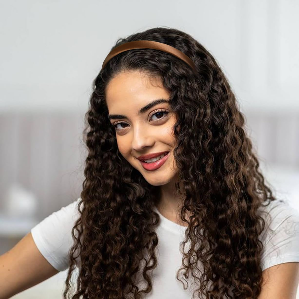 Diadema satén AIBFRID para ocasiones, realza tu look en fiestas.