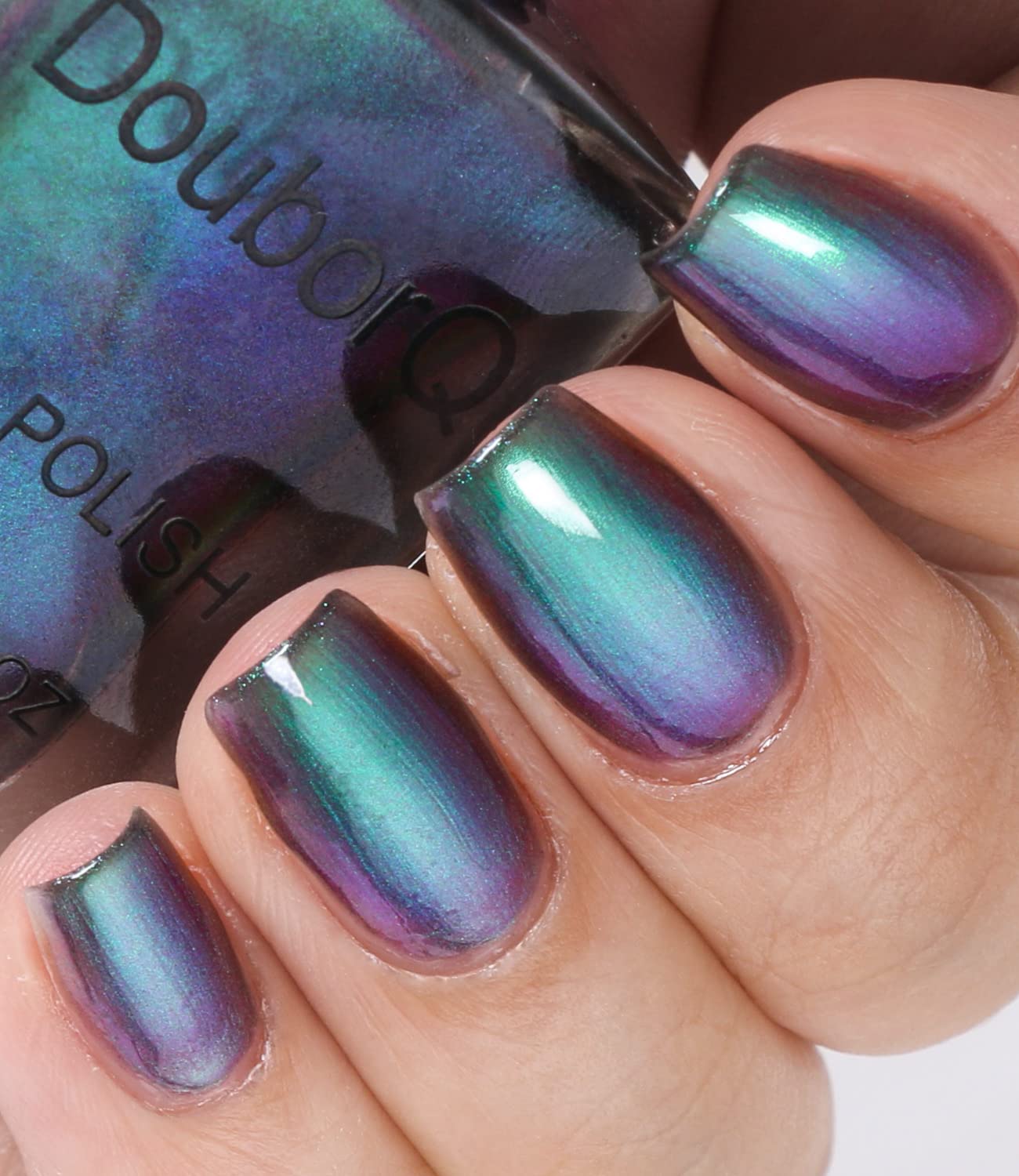 Esmalte AILALUO cromado holográfico verde-azul para uñas con efecto iridiscente.