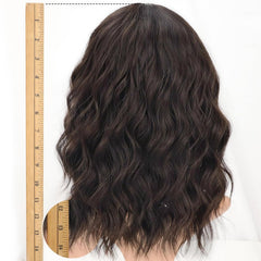 Peluca AISI HAIR bob marrón rizado con frente definida, estilo moderno