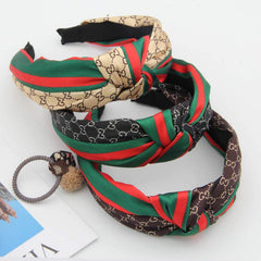 Diadema AKarrLili con alta elasticidad, fácil de adaptar a cualquier peinado.