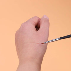 Aplicación suave y precisa de delineador líquido con Akittyya sable.