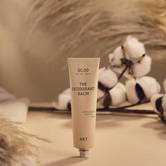 AKT Desodorante Balm en axila, aplicación fácil y sensación seca y cómoda.