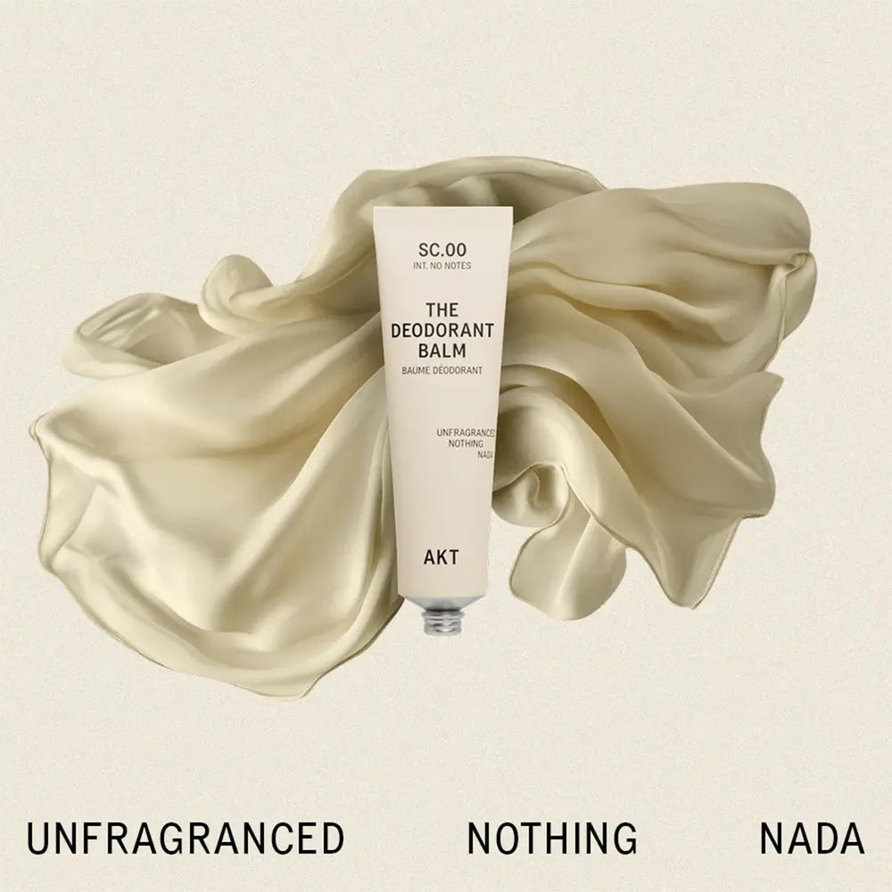 AKT Desodorante Balm textura crema seca que absorbe humedad sin manchas.