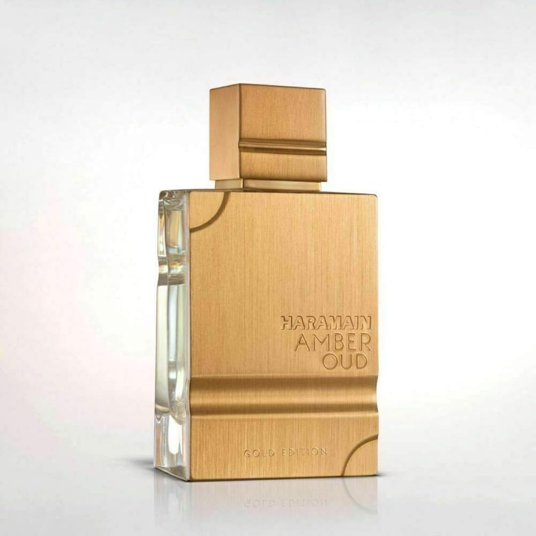 Aplicación de Al Haramain Amber Oud Gold Edition en la muñeca para una fragancia duradera.