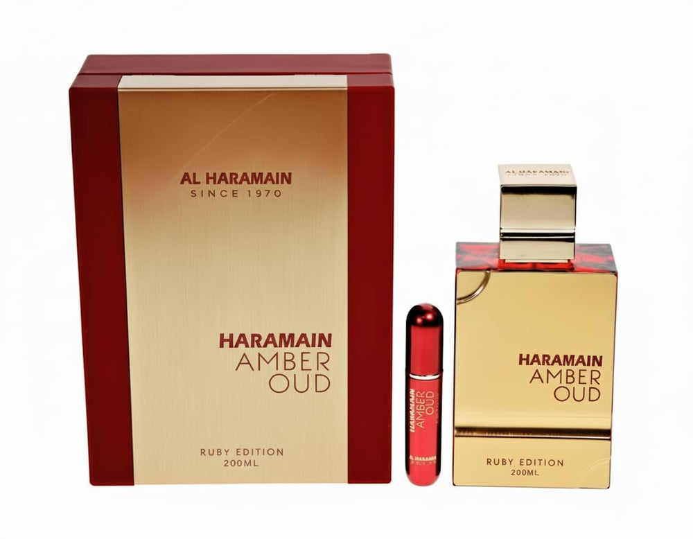 Frasco de Al Haramain Amber Oud Ruby Edition en exhibicion, lujo para ocasiones especiales.