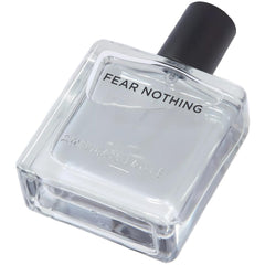 Aplicación diaria de American Eagle Fear Nothing para realzar la presencia personal.