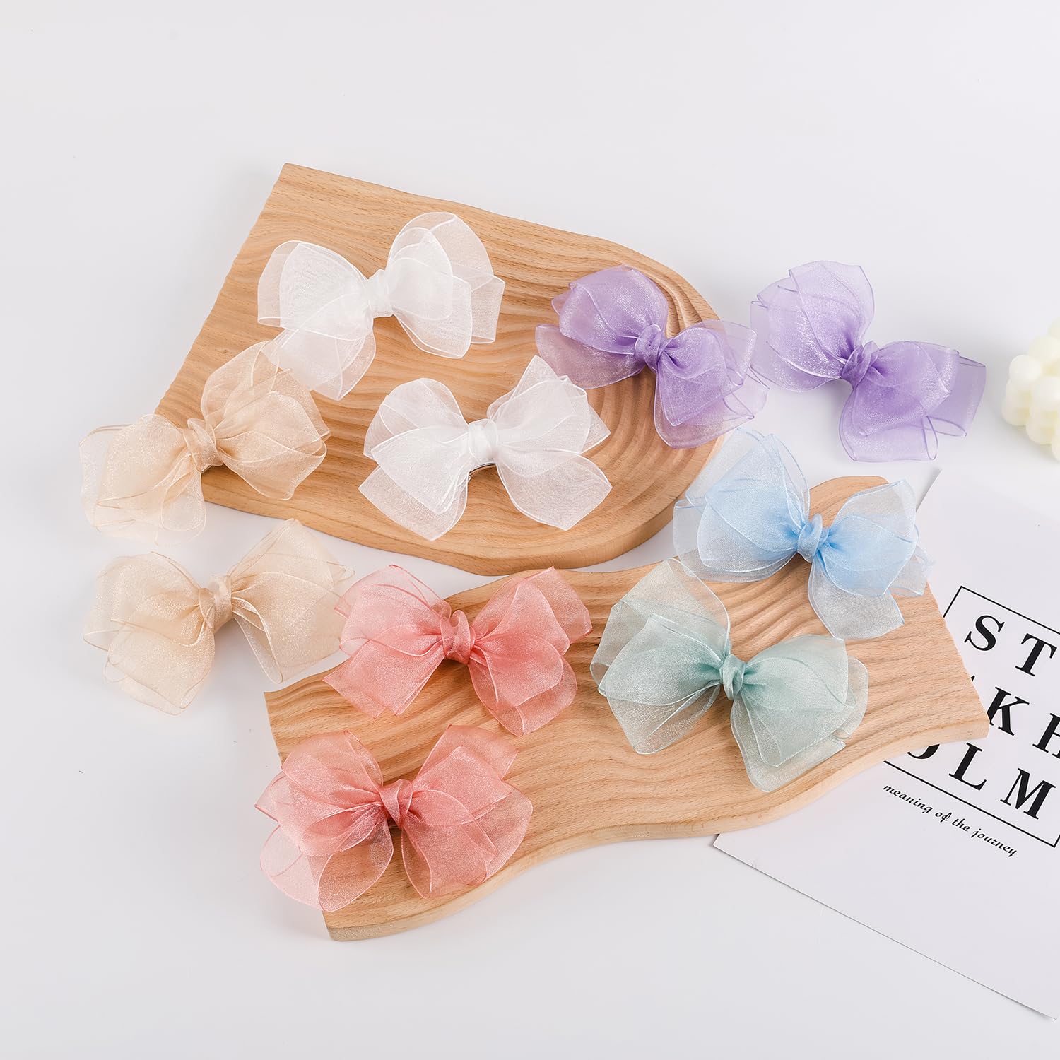 Detalle satinado y organza, brillo suave para peinados delicados.