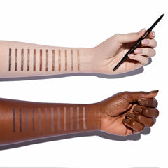 Anastasia Beverly Hills Deluxe Mini Brow Wiz punta delgada para trazos finos y controlados.