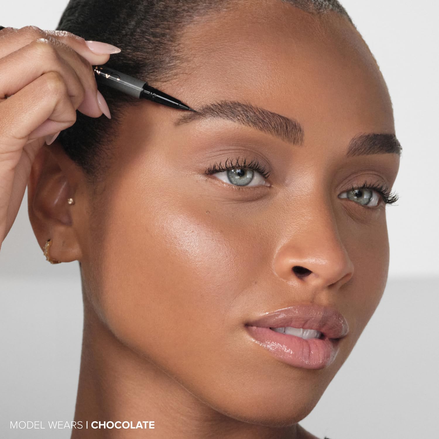 Anastasia Brow Pen agarre-comoda facilita la aplicación controlada.
