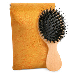 Ancable mini cepillo de cabello con cerdas de jabalí, perfecto para retoques en viaje.
