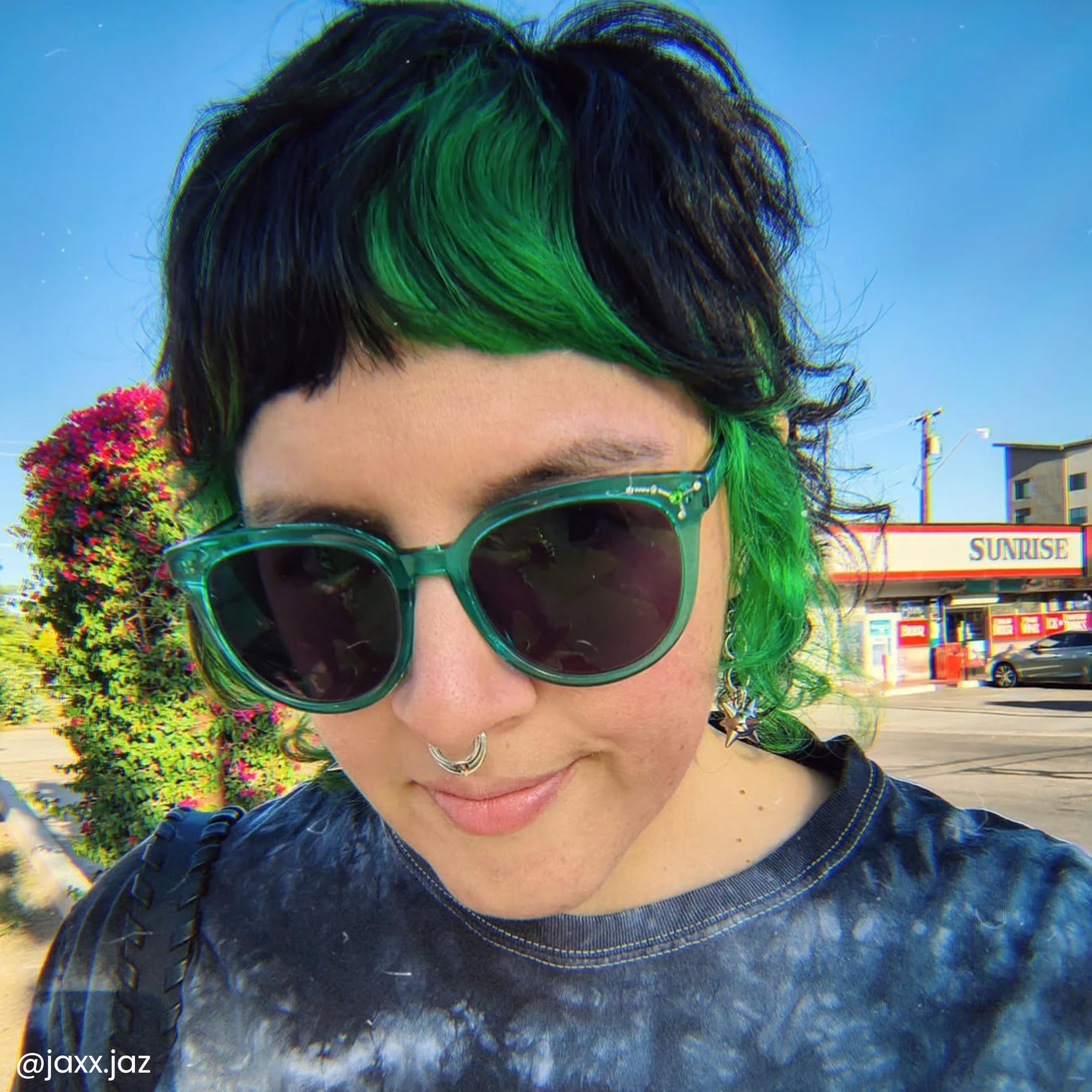 ARCTIC FOX Iris Green en cabello, resultado verde vibrante.