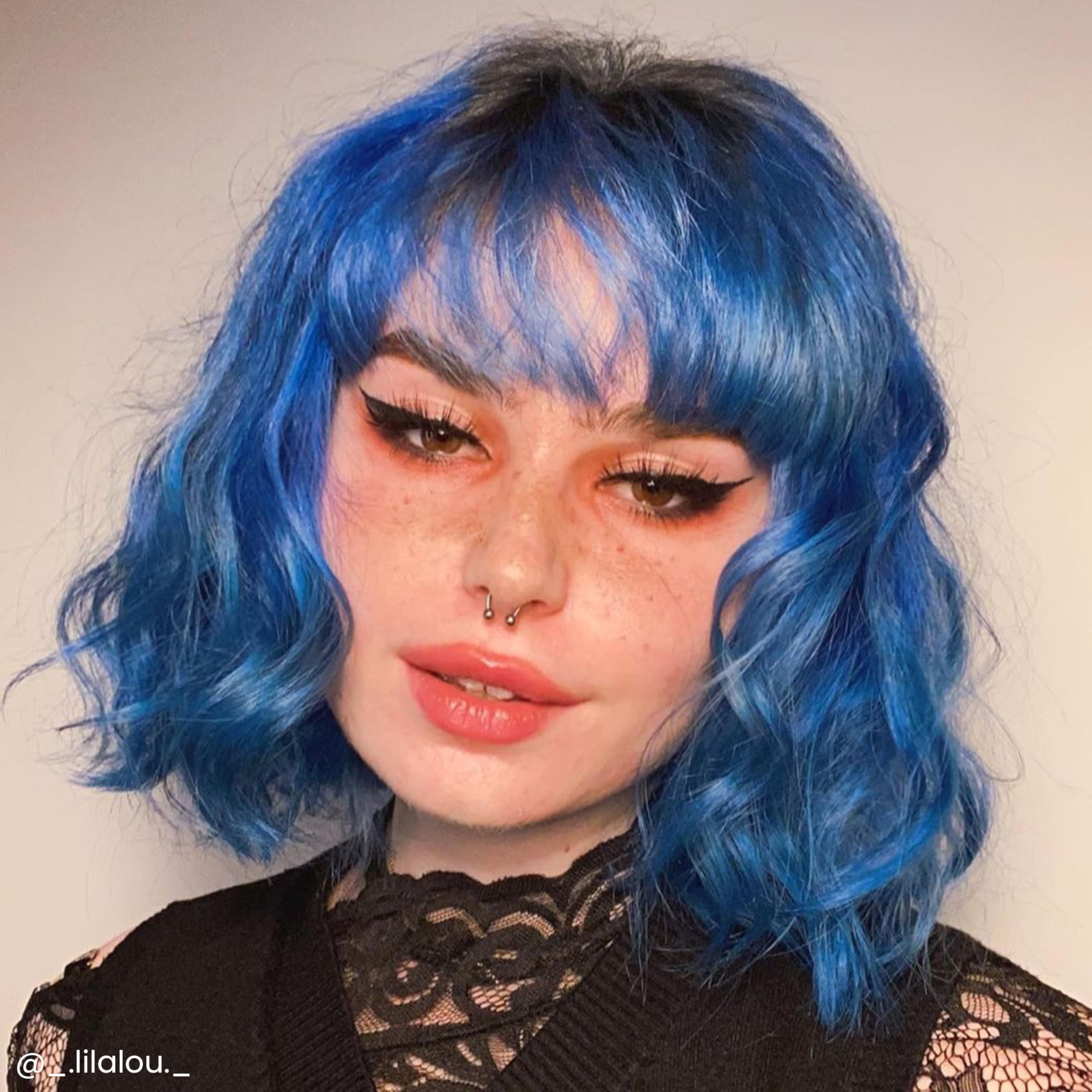 ARCTIC FOX Poseidon azul resultado: cabello vibrante y suave tras la coloración semipermanente.