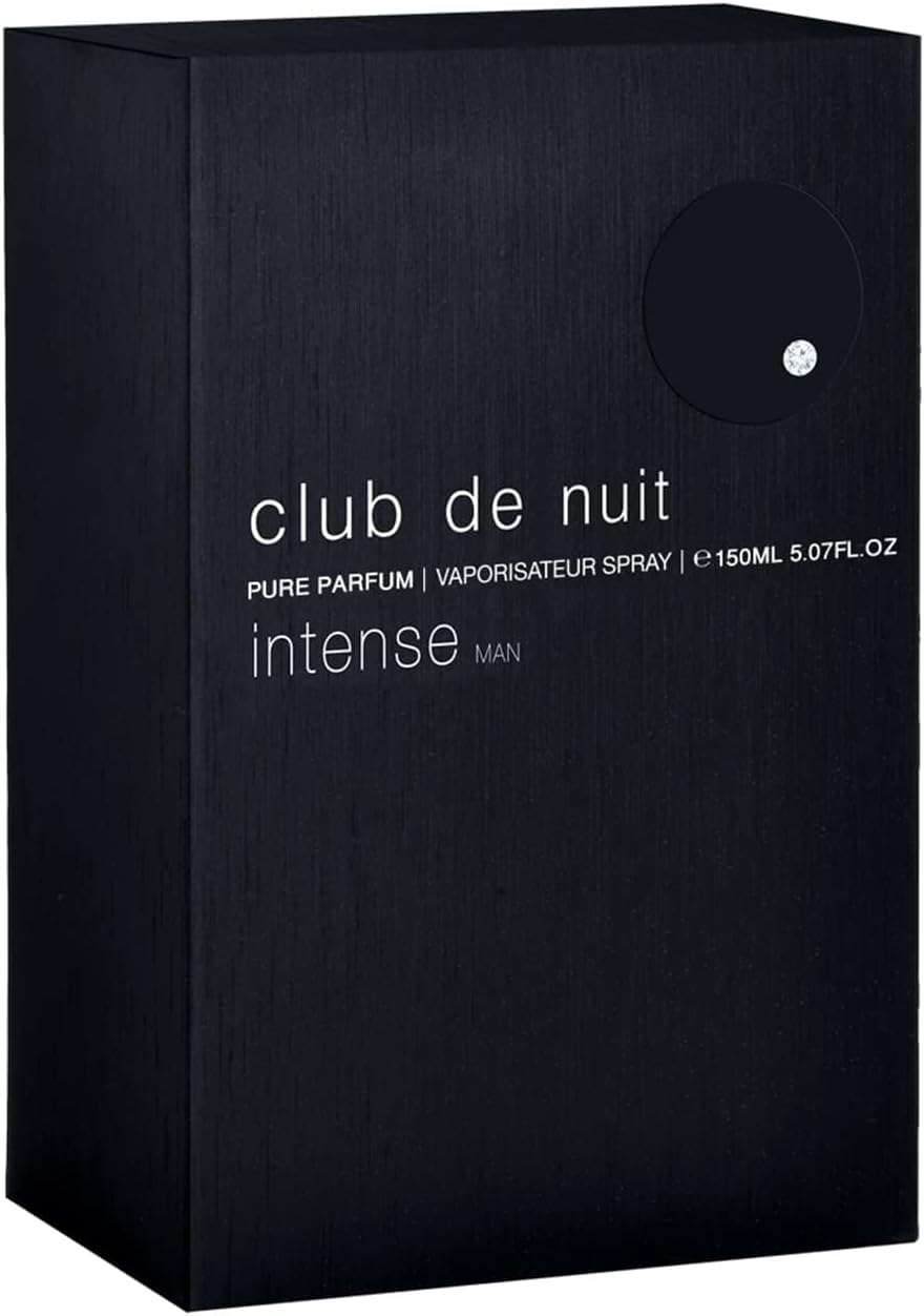 Armaf Club De Nuit Intense splash en mano, aroma envolvente para salidas nocturnas.