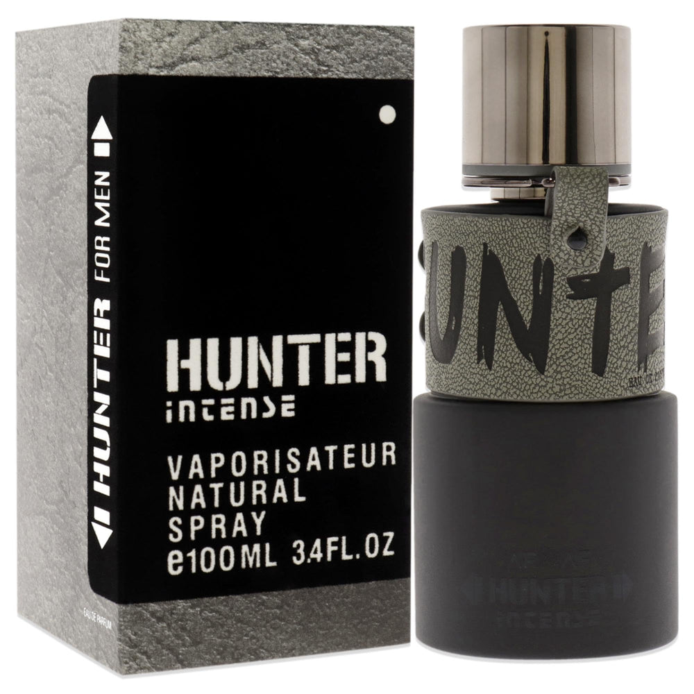 Armaf Hunter Intense, atomizador en uso, pulverización precisa para la aplicación diaria.