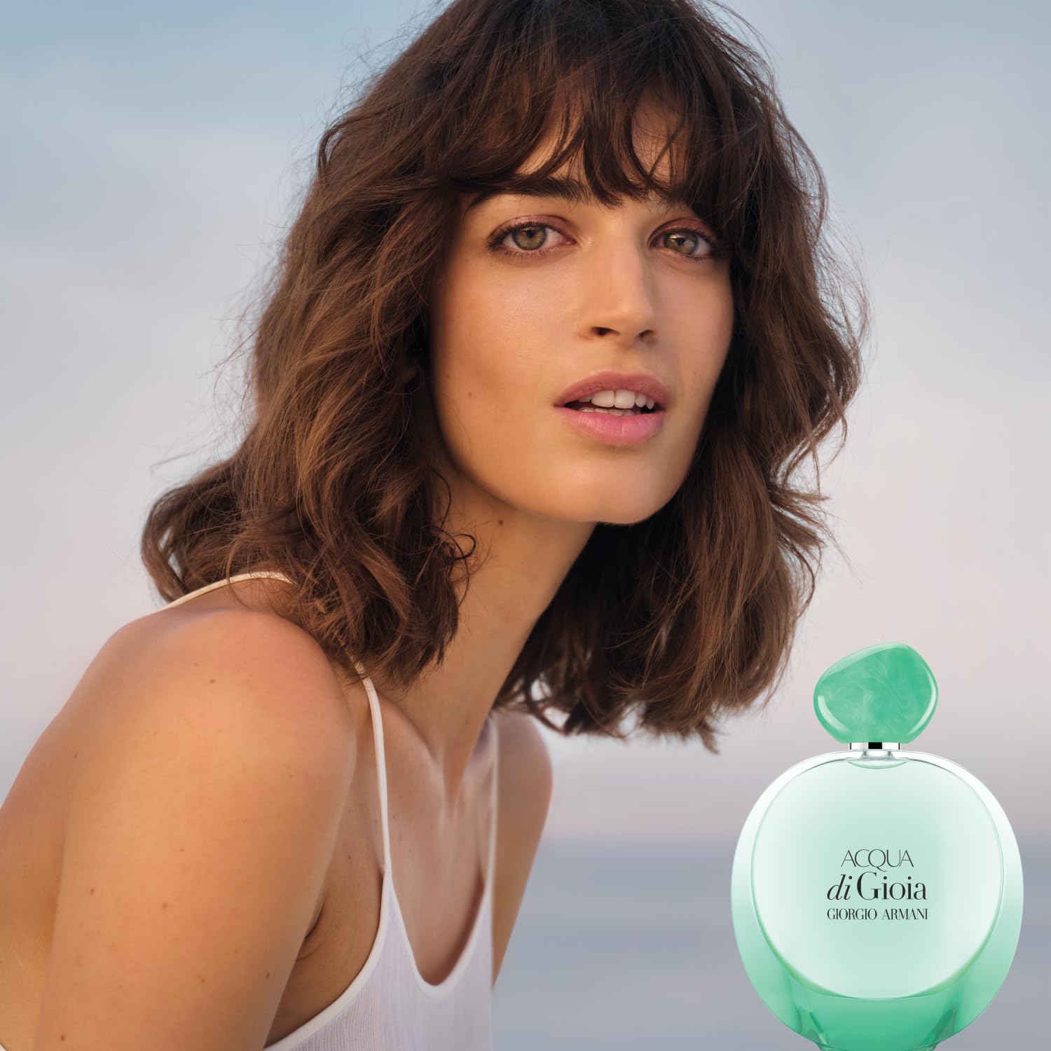 Armani Beauty Acqua di Gioia Intense, corazón-jazmín-rosa-Damascena ilumina la fragancia con elegancia.