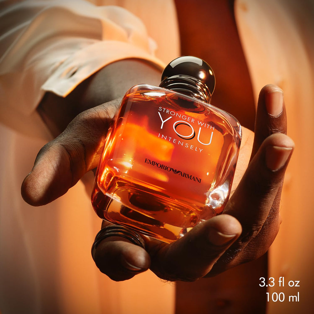 Armani Beauty Stronger With You Intensely, envase deluxe, diseño azul y plata que evoca lujo.