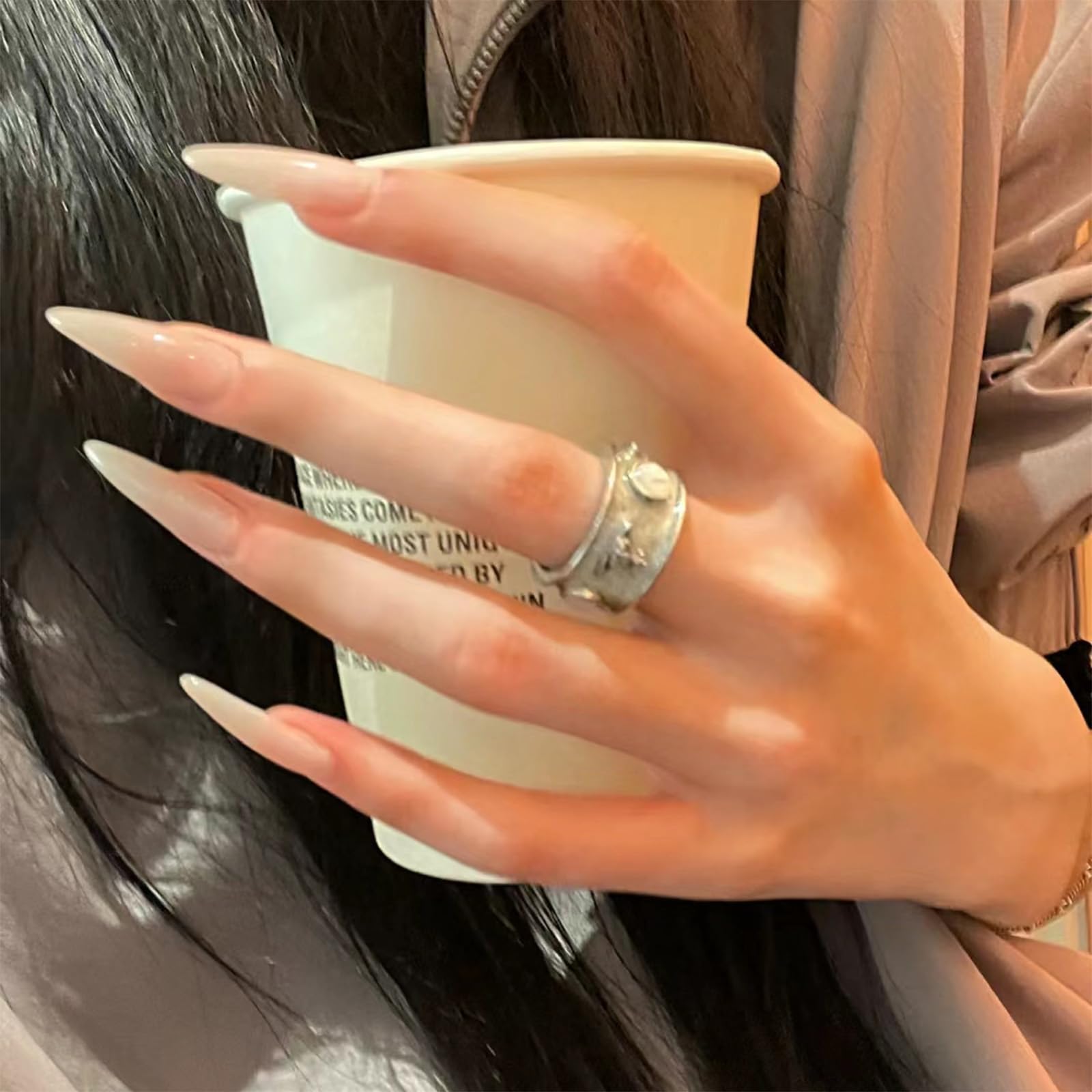 AROVFAM uñas estilete tono neutro con acabado brillante para uso diario.