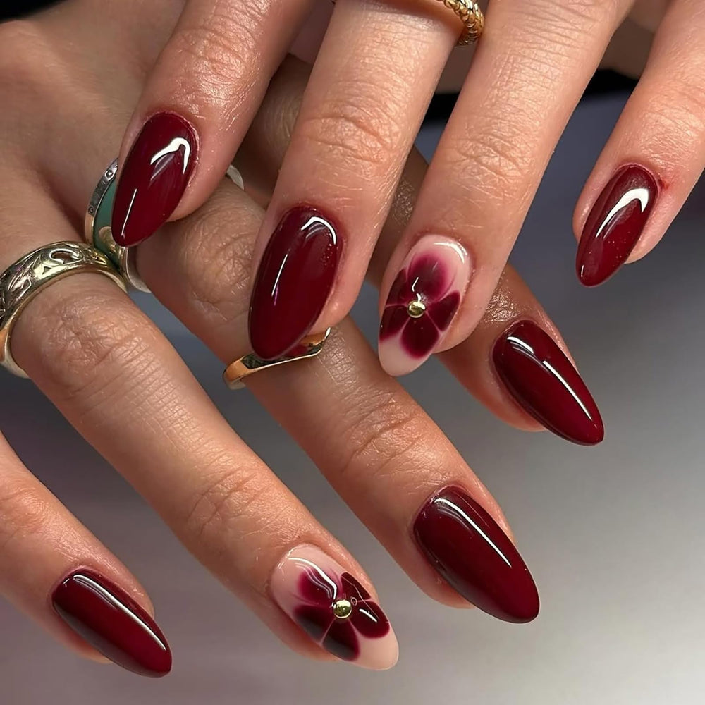 Uñas ASABITE en almendra rojo oscuro con flor y bola de acero