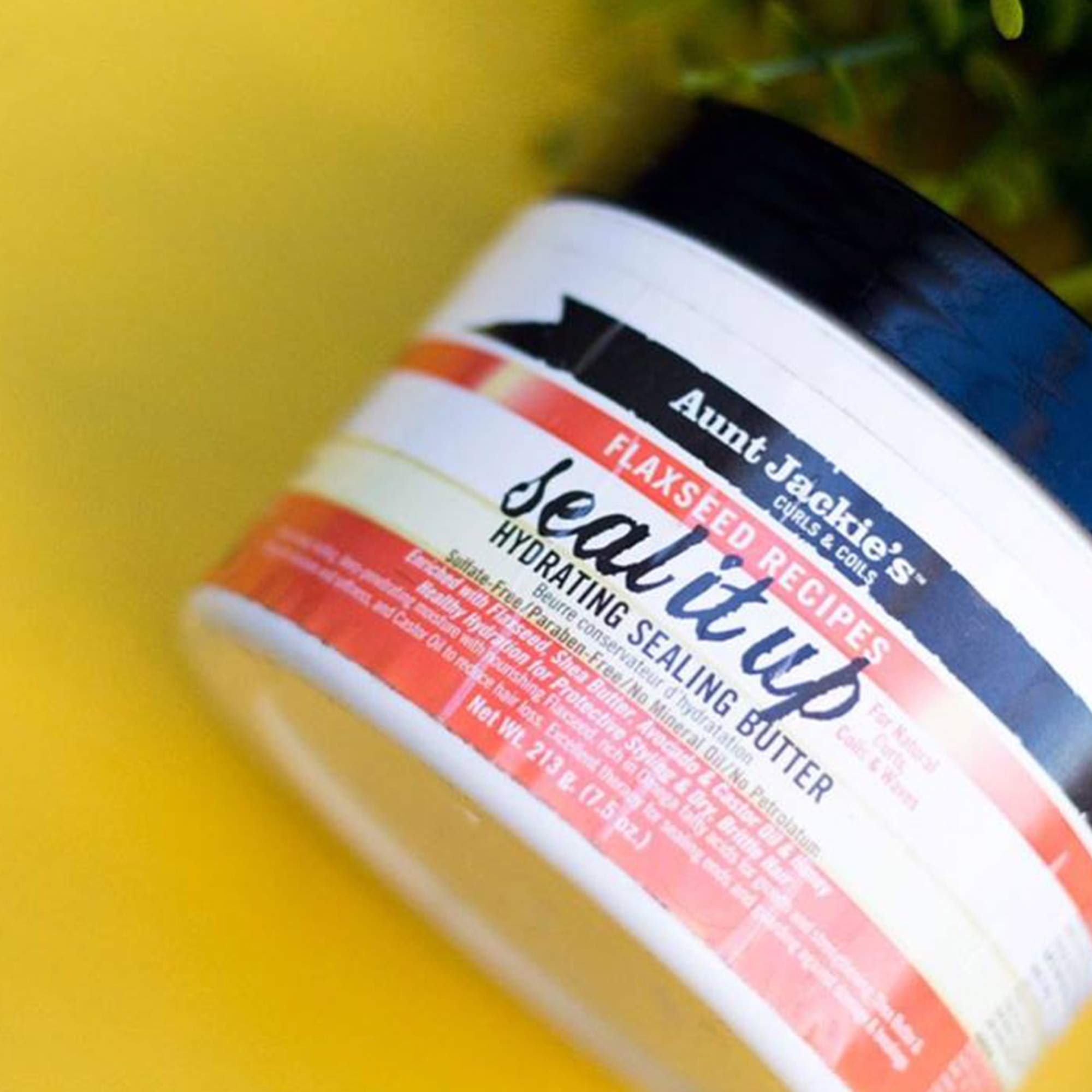 Aplicación suave con las manos para sellar humedad en todo el cabello.