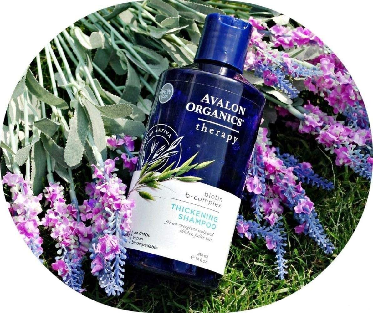 Avalon Organics Champú Engrosador con Biotina y B-Complejo, aplicación en mano con espuma suave.