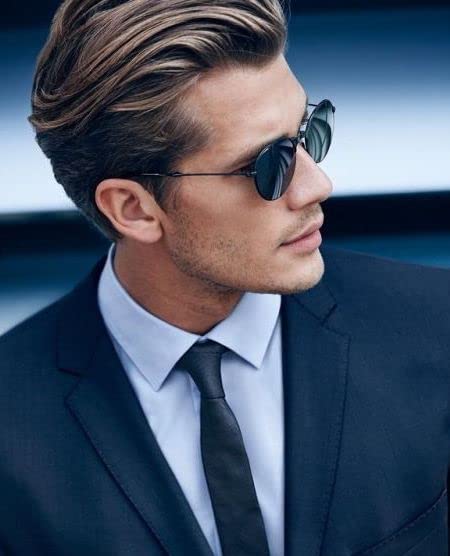 Avenue Man peinado hacia atrás con estilo definido y suave.