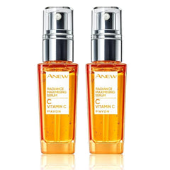 Aplicación suave en rostro con AVON Anew vitamina C para tono uniforme.