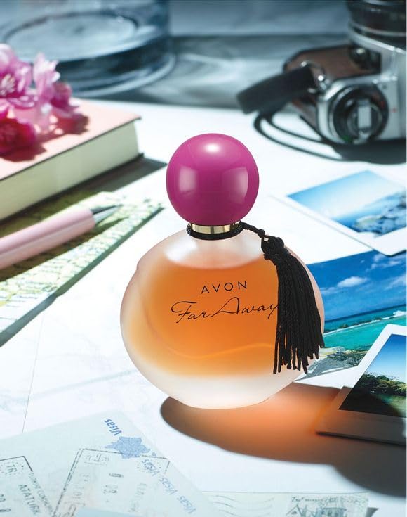 AVON Far Away, etiqueta fragancia, transmite frescura floral y sofisticación para el día a día.