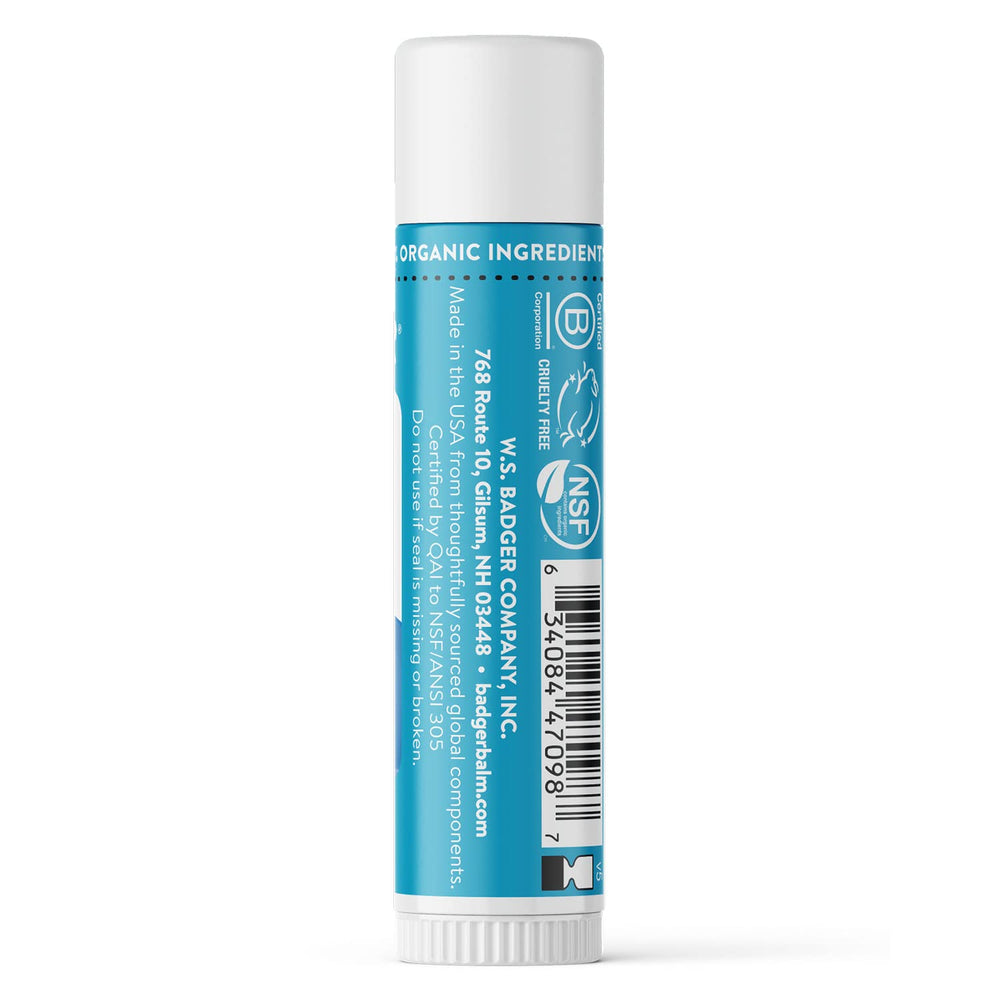 Aplicación suave del bálsamo labial Badger en formato stick para uso diario