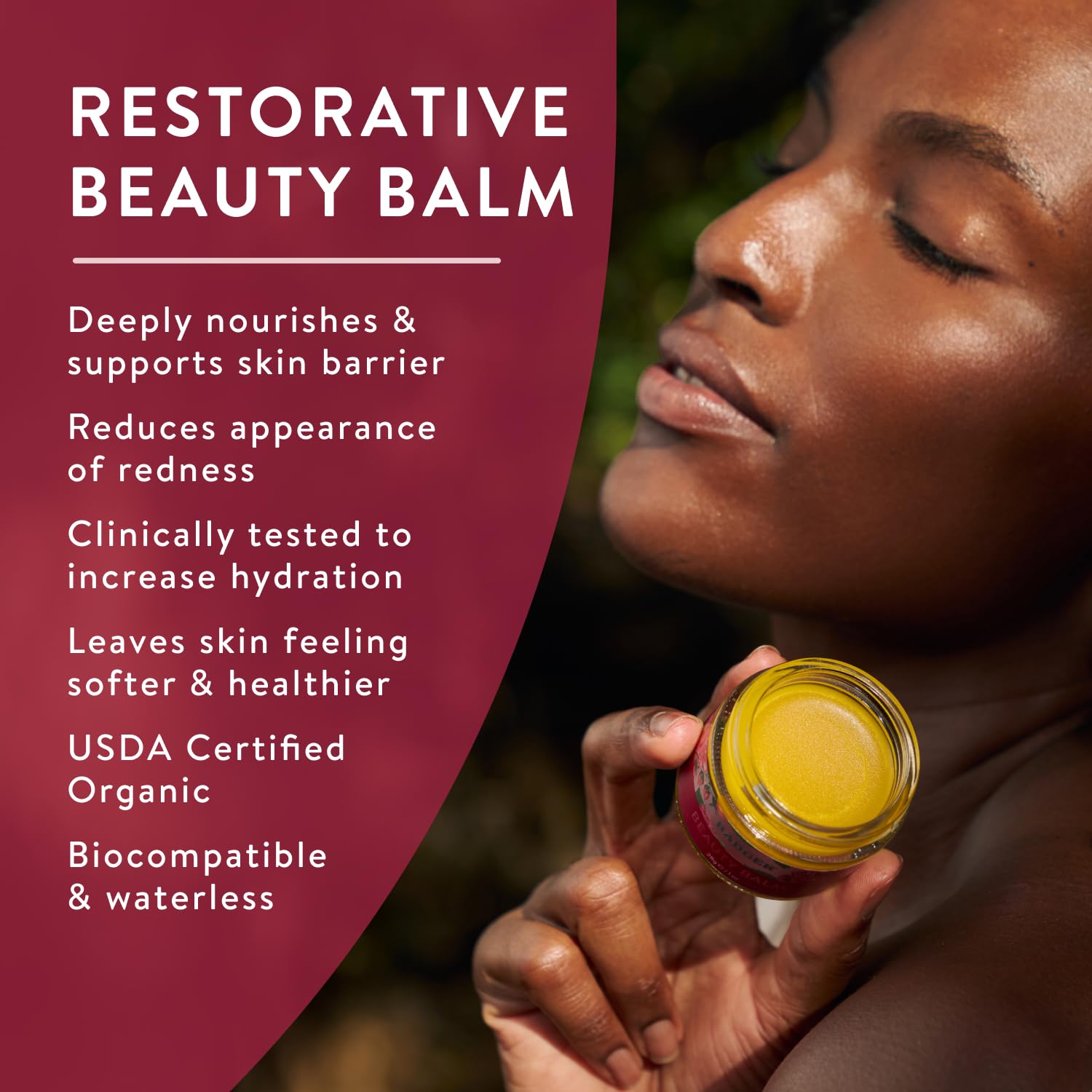 Aplicación suave de Badger Rose Beauty Balm en piel para manos