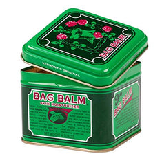 Aplicación de Bag Balm en manos y labios para suavizar piel seca.
