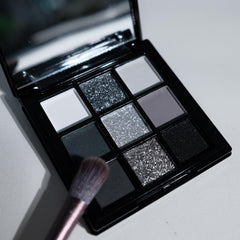 BAISEN DIARY Paleta sombras ahumadas negro mate para looks intensos de noche.