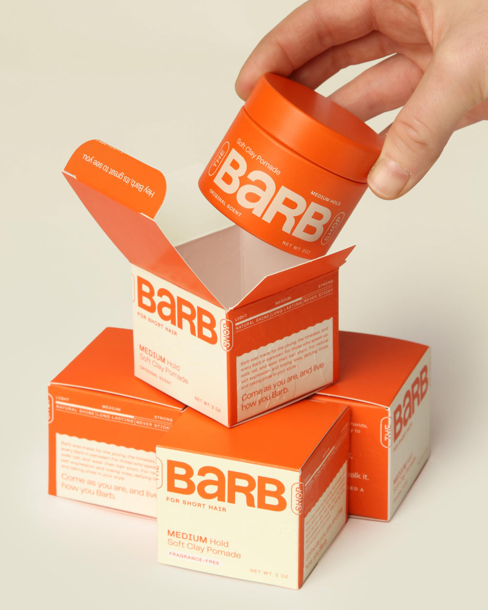 Barb Soft Clay Pomade se retire facilement sans résidu.