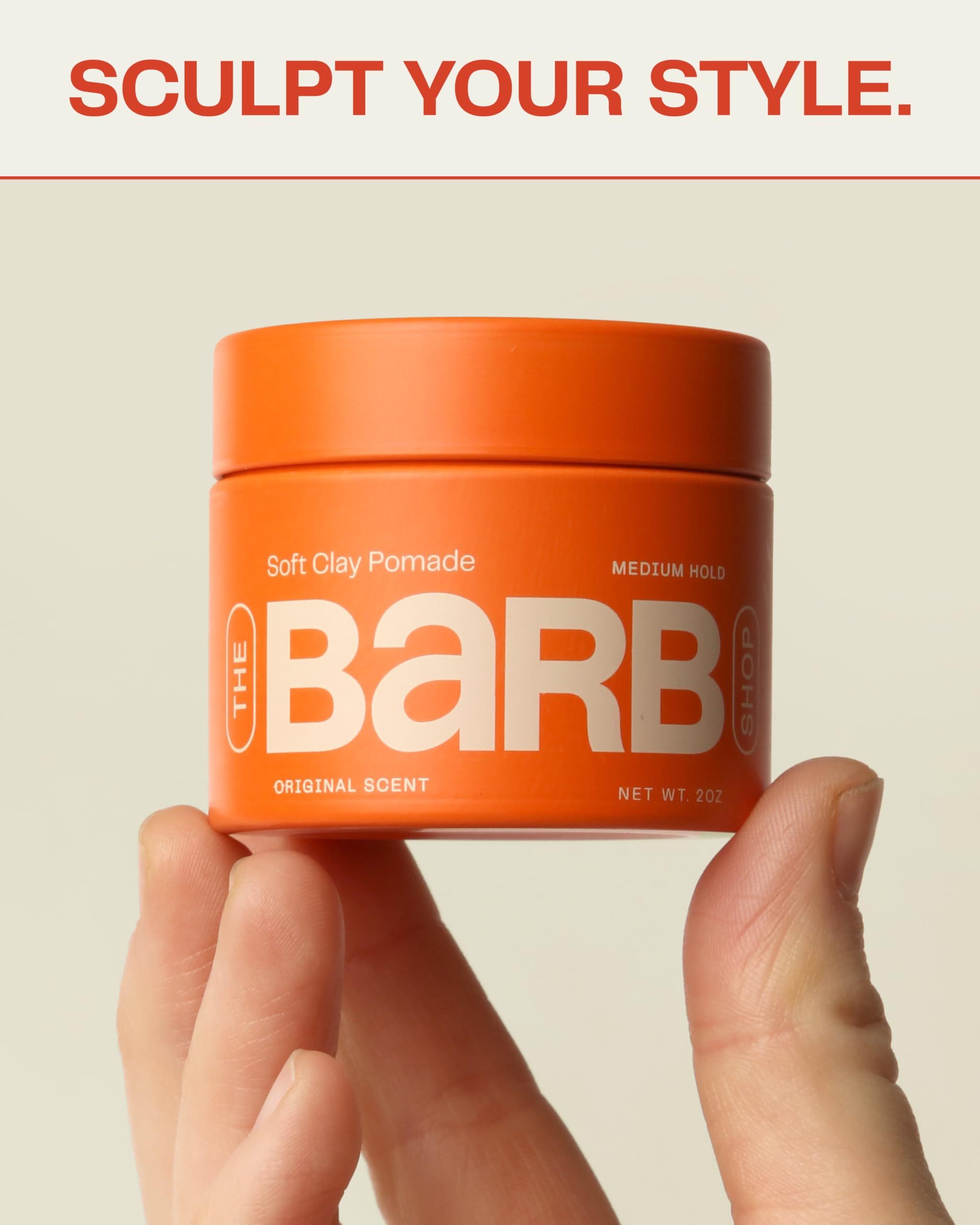 Barb Soft Clay Pomade révèle une texture naturelle et légère pour un fini soyeux.