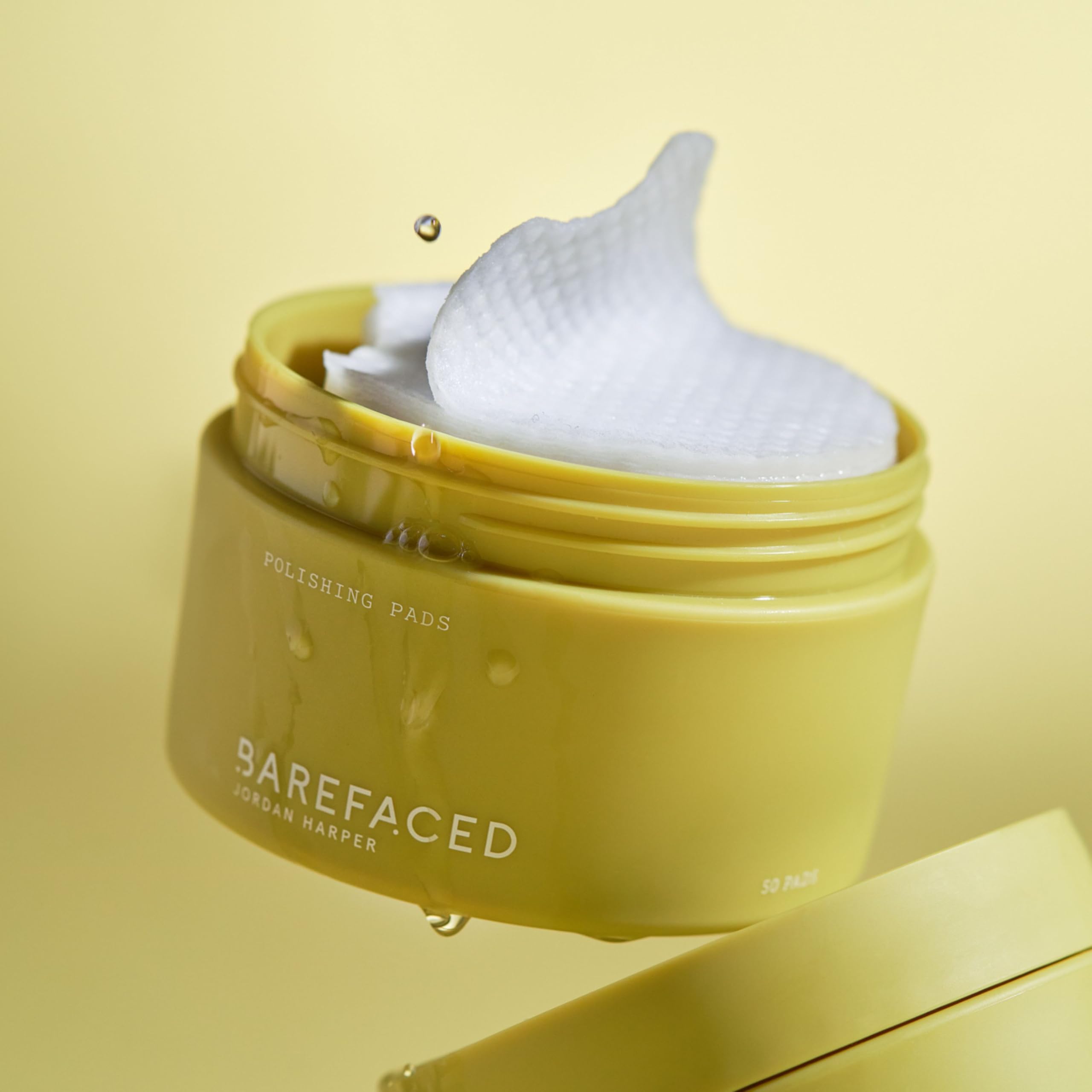 Barefaced aplicación en la palma, carga de producto para uso práctico.